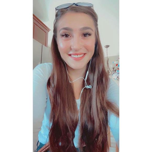 Meet your Posher, Danielle - Picture 1 of 1